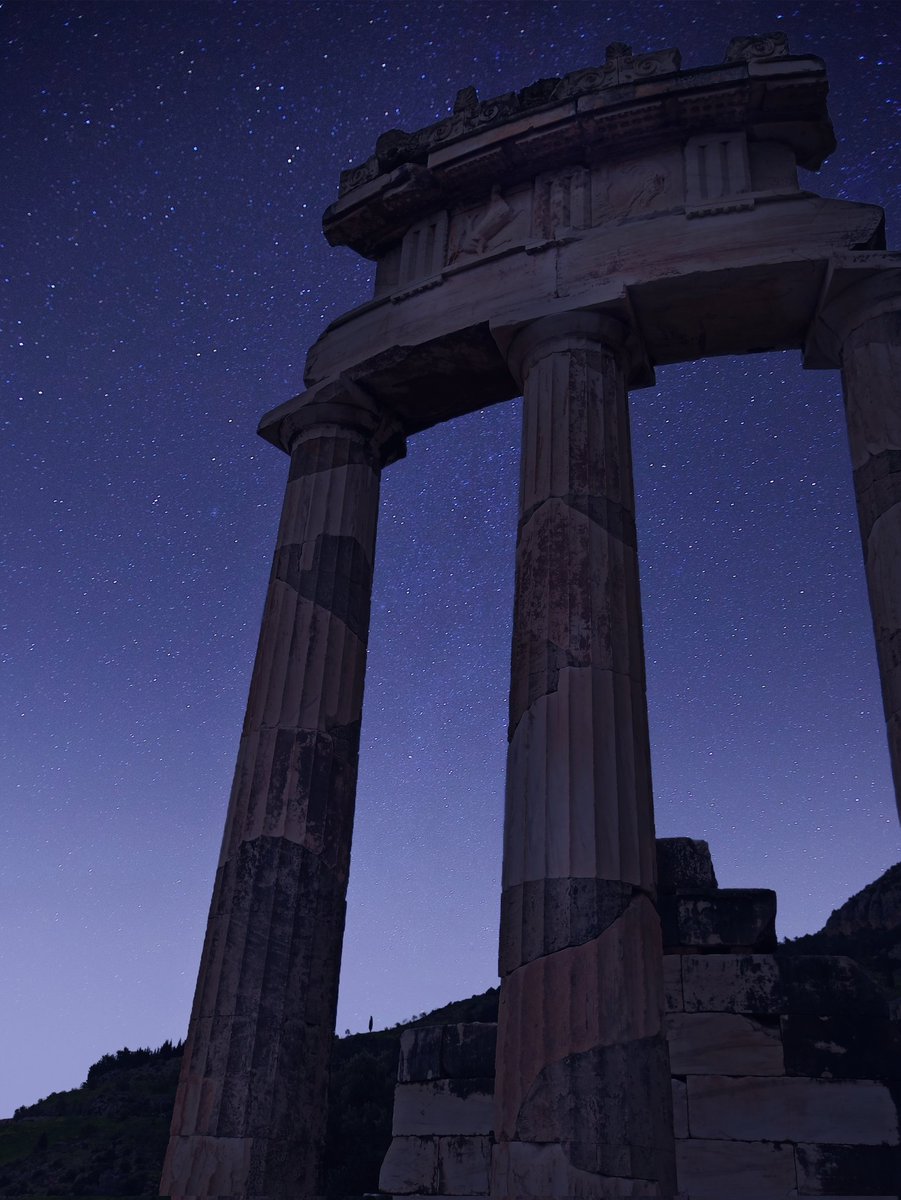 ArysPan's tweet photo. Starry sky over the ancient ruins of Delphi✨ https://t.co/aFmVSBqvf7