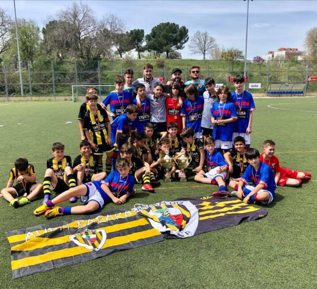 BarakaldoCF's tweet photo. 📸 Subcampeones de la Madrid International Cup. Zorionak a los dos equipos por el pedazo torneo que os habéis marcado 💪🖤💛

#BRKHarrobia #GoazenBaraka https://t.co/aKnYvB3Jxc