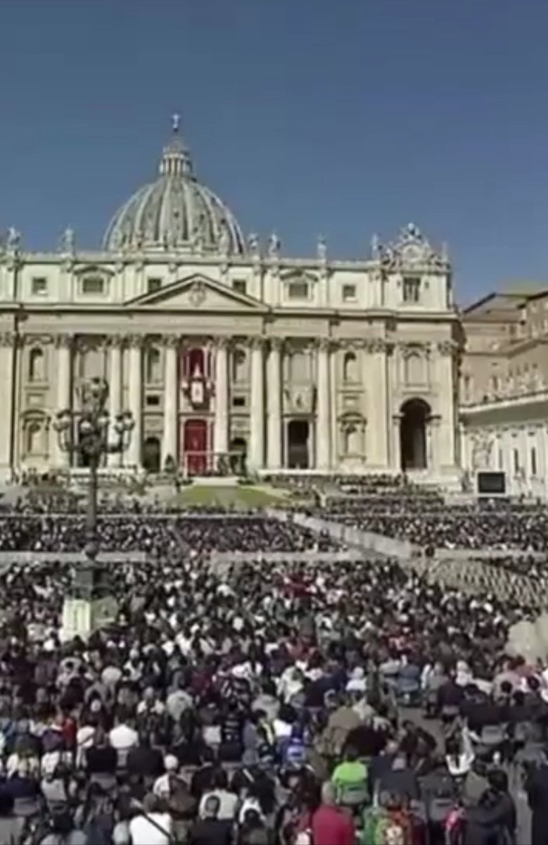 AJ65148793's tweet photo. 50.000 #Gläubige feiern die #Ostermesse am #Petersplatz mit #Papst Franziskus https://t.co/7wnEH3V6ER