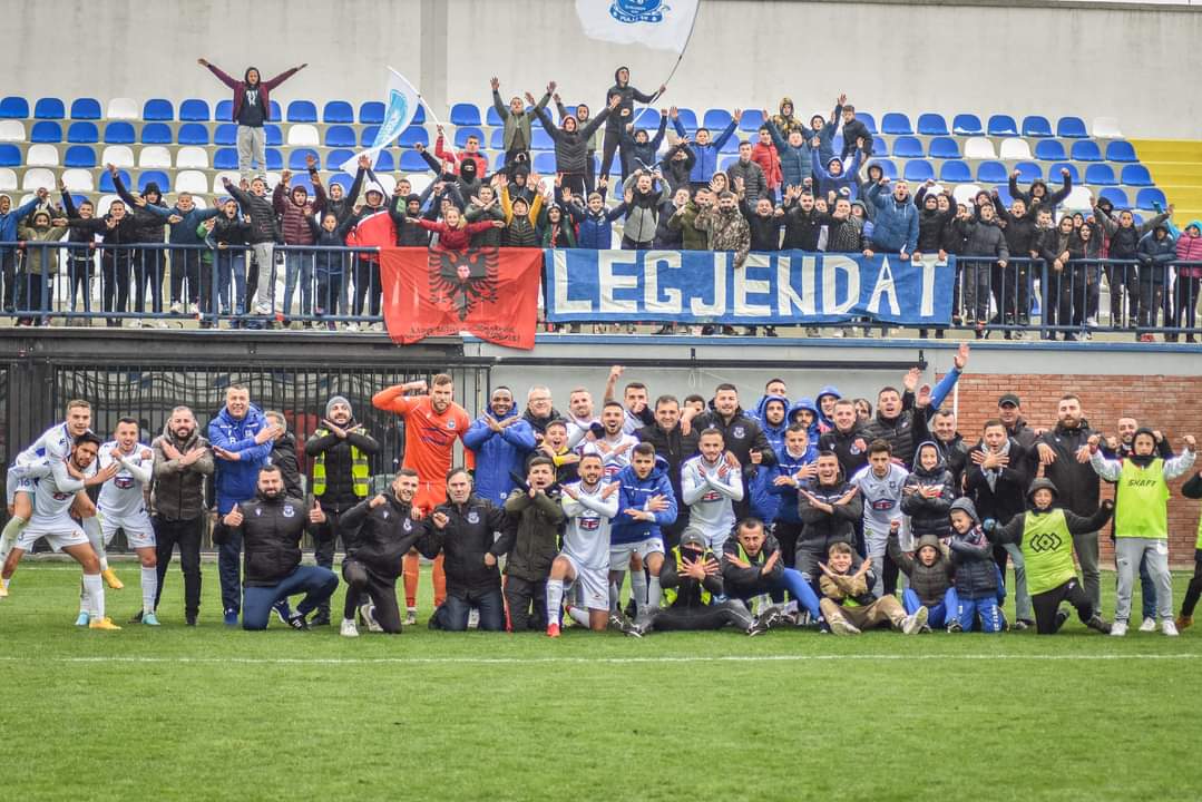 KfLlapi's tweet photo. 𝐅𝐈𝐓𝐎𝐑𝐄 𝐌𝐈𝐍𝐈𝐌𝐀𝐋𝐄 𝐏𝐎𝐑 𝐄 𝐕𝐋𝐄𝐅𝐒𝐇𝐌𝐄! 💪⚪️🔵

FT' | Llapi - Drita 1:0
⚽️ Prince Balde autogol 11'

Paraqitje e shkëlqyeshme e djelmoshave tanë. Angazhim maksimal, mbrojtje e sigurtë dhe dominim në tërësi.

#BKTSuperliga
#java29
#vazhdojmë
#përparallapi https://t.co/wowJs0MOA6