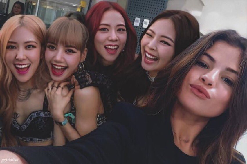 ibornblink's tweet photo. Selena Gómez es un sol , ha demostrado en varias ocasiones que desea lo mejor para las pinks .💞

–  Abro hilo de interacciones y bonitos detalles que Selena ha tenido con BLACKPINK porque selenator y blink lo necesita . 
#Selpink #SelenaGomez #BLACKPINK https://t.co/GCMsbUH1yR