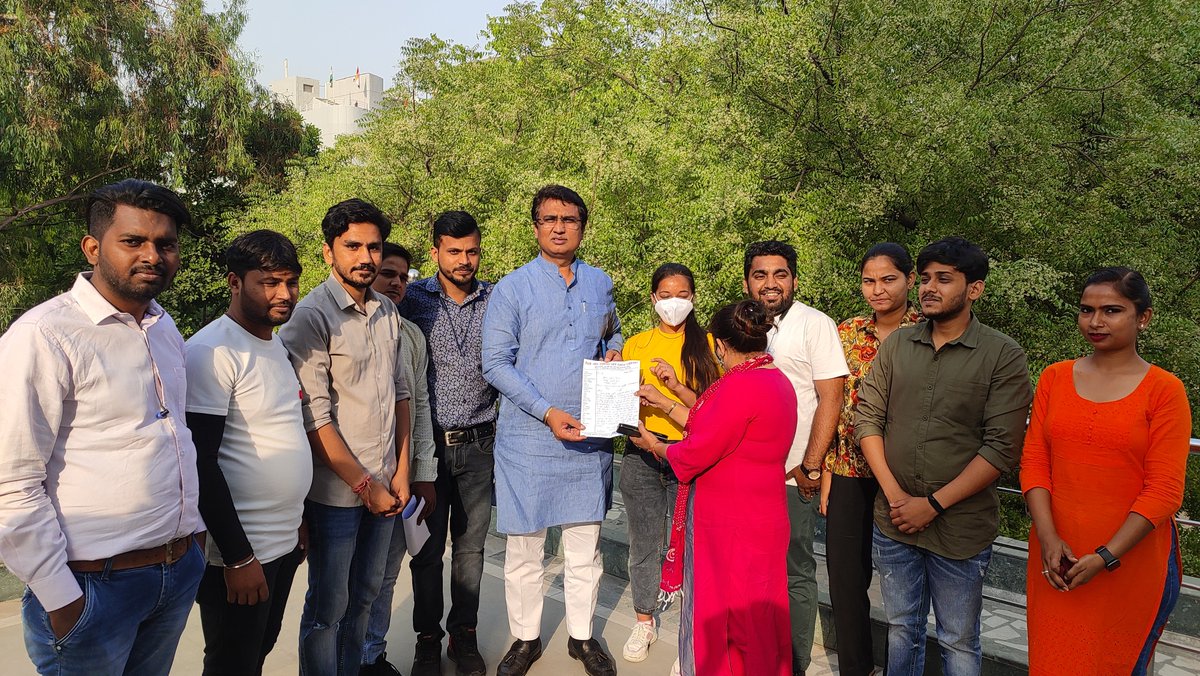 Ch_AnilKumarINC's tweet photo. दिल्ली की @ArvindKejriwal सरकार ने ANM स्टाफ जो दिल्ली में वैक्सीन लगाने का कार्य कर रहे थे, उन्हें नौकरी से निकालने के आदेश दे दिए।

आज प्रदेश कार्यालय में नर्सिंग वेक्सीनेशन वर्कर्स वेलफेयर एसोसिएशन के प्रतिनिधि मंडल से मुलाकात की उनकी समस्याओं से अवगत हुआ।
1/2 https://t.co/ozsKiNWqHj