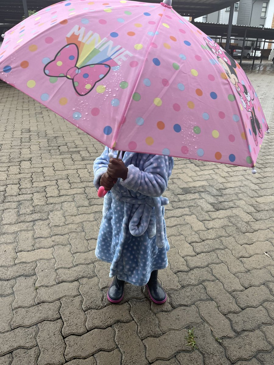 sharon_mfanta's tweet photo. Please don’t have kids guys. 😩 I have been standing in the rain for 20 minutes now because sis has a new umbrella and wants ‘rain’ 😭 https://t.co/FOi5s3cz2y