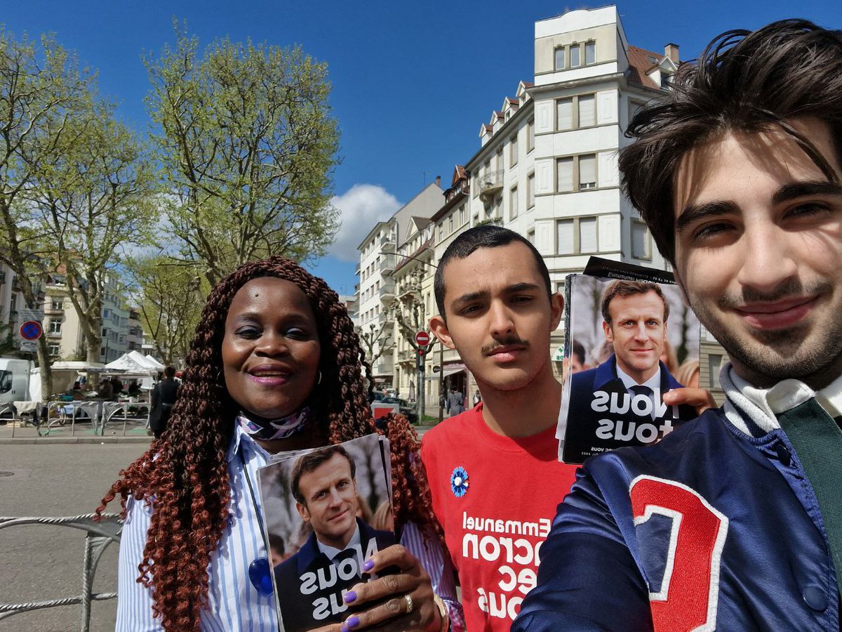 BasRhinavecvous's tweet photo. Retour sur une semaine de mobilisation ! 

Après avoir reçu le Président-Candidat EM, les militants de la majorité présidentielle n’ont pas chômé ! 

IIs étaient partout : sur les marchés et ont collé de nuit comme de jour ! 💪

#avecvous #noustous #emmanuelmacronavecvous https://t.co/wPMPWjk7wU