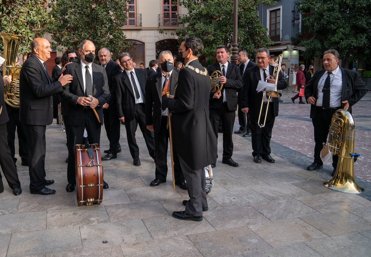 PacoCuenca's tweet photo. Maceros y la excelente @BMMGRA que, como cada año, acompaña a la hermandad del @SantoSepulcroGR evidenciando su calidad y que, sus profesores y profesoras son de los mejores del país 🎺🥁🎷 👇🏻 https://t.co/GSYE40ThtD