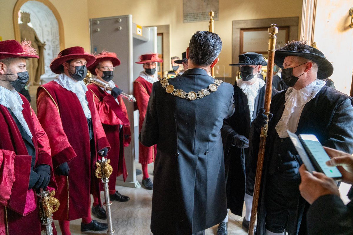 Maceros y la excelente <a href="/BMMGRA/">Banda Municipal GR</a> que, como cada año, acompaña a la hermandad del <a href="/SantoSepulcroGR/">Hdad.Santo Sepulcro</a> evidenciando su calidad y que, sus profesores y profesoras son de los mejores del país 🎺🥁🎷 👇🏻