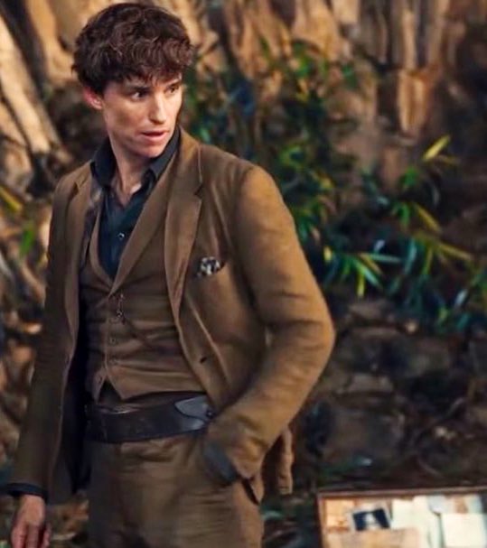 bespokeredmayne's tweet image. Beast tracker: Rare still moments for #NewtScamander working in the wild in #SecretsOfDumbledore with a strong #IndianaJones vibe. #EddieRedmayne at last displayed what he learned from a real-life animal tracker while researching the 1st @fantasticbeasts. (Tumblr @newtsfreckles)