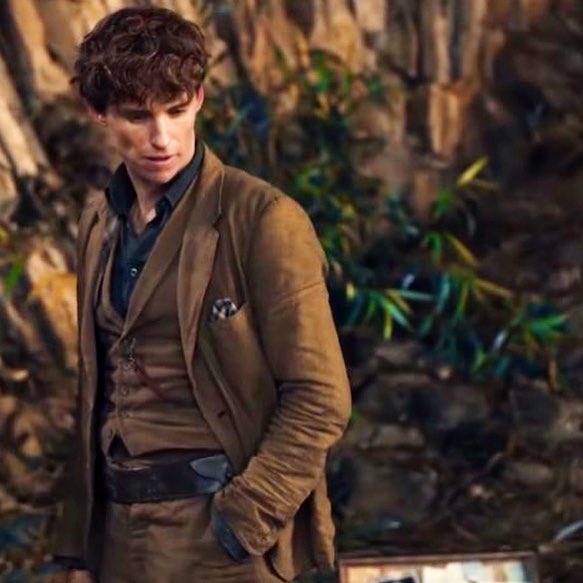 bespokeredmayne's tweet image. Beast tracker: Rare still moments for #NewtScamander working in the wild in #SecretsOfDumbledore with a strong #IndianaJones vibe. #EddieRedmayne at last displayed what he learned from a real-life animal tracker while researching the 1st @fantasticbeasts. (Tumblr @newtsfreckles)