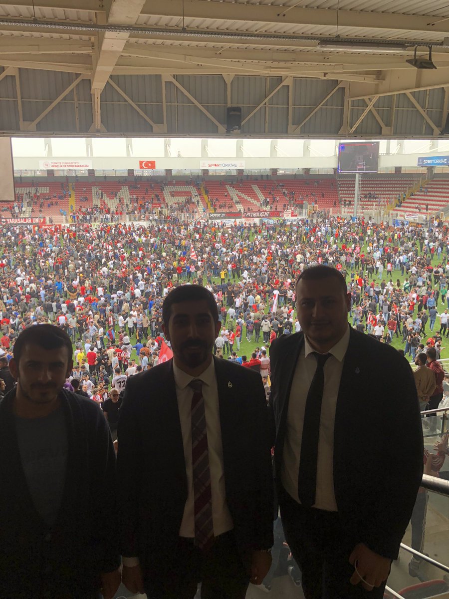 mujdeci_melik's tweet photo. Batmanlı hemşehrilerimiz 15.000 kişilik stada sığmadı. Petrolspor oyuncularına, teknik heyete, taraftarlarımıza ve yöneticilere bu şampiyonluk için teşekkür ediyorum. Başarılarının devamını diliyorum. 

Batman’ımız, herşeyin en güzelini hakediyor. #şampiyonpetrolspor https://t.co/lgPkCoyjnG
