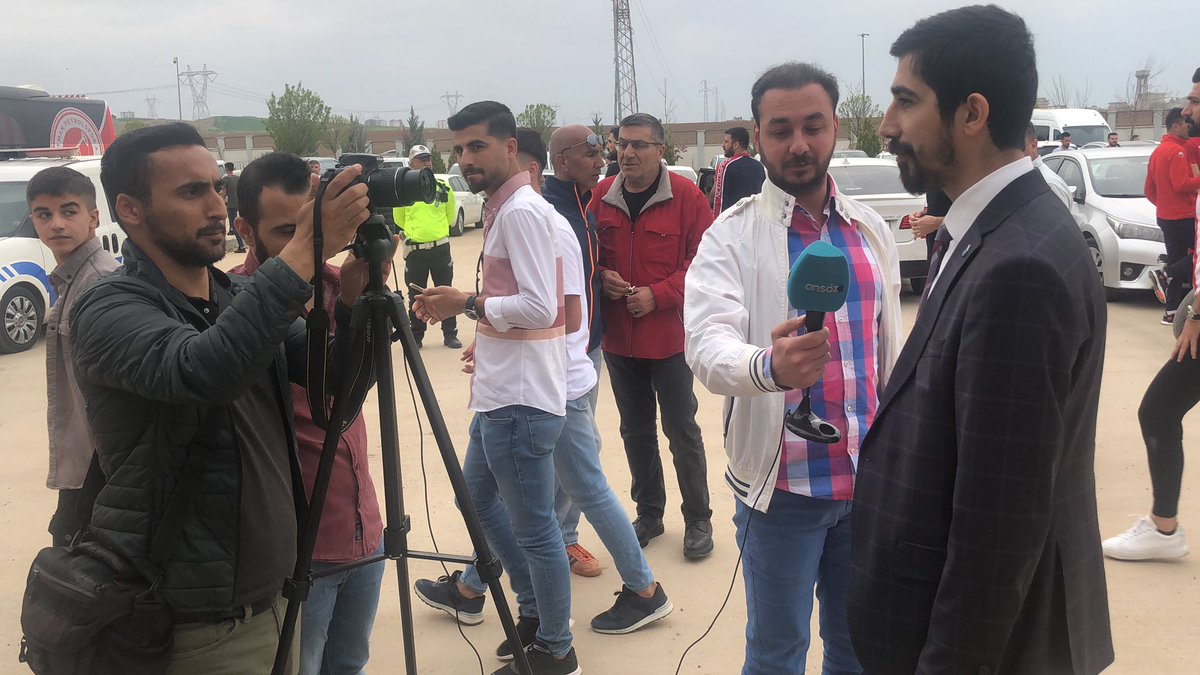 mujdeci_melik's tweet photo. Batmanlı hemşehrilerimiz 15.000 kişilik stada sığmadı. Petrolspor oyuncularına, teknik heyete, taraftarlarımıza ve yöneticilere bu şampiyonluk için teşekkür ediyorum. Başarılarının devamını diliyorum. 

Batman’ımız, herşeyin en güzelini hakediyor. #şampiyonpetrolspor https://t.co/lgPkCoyjnG
