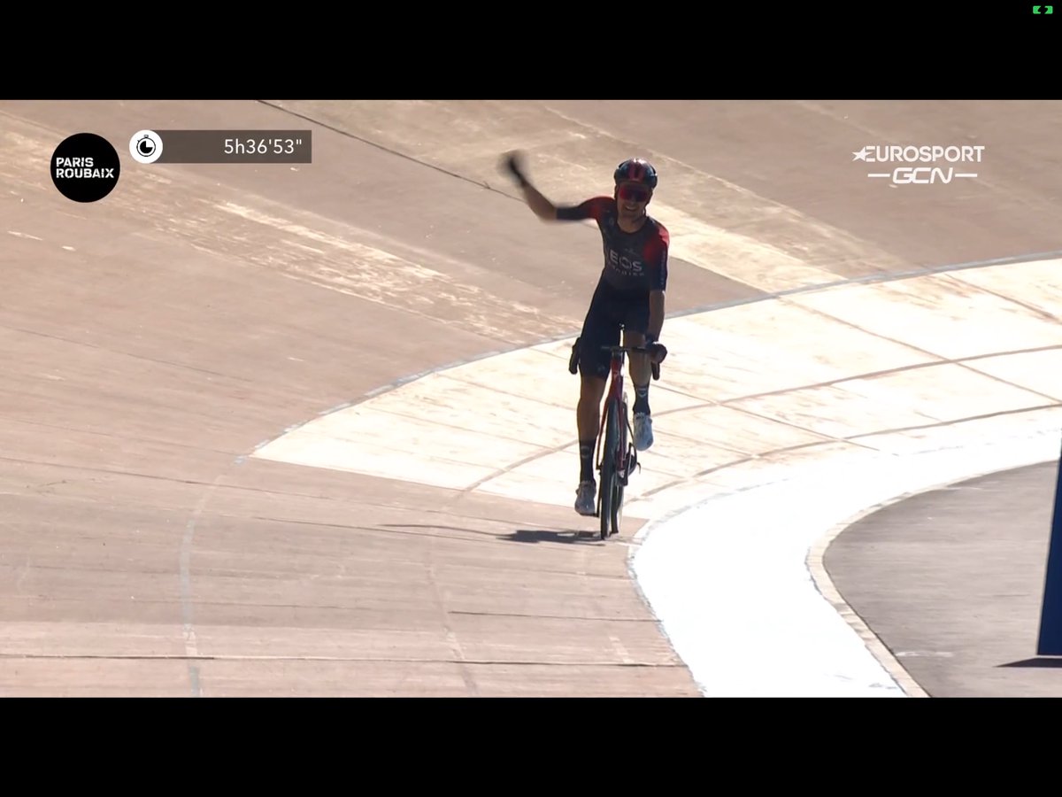 Ciclismoafondo_'s tweet image. Dylan van Baarle 🇳🇱 se lleva la edición 2022 de la París Roubaix. El corredor holandés se marchó en Camphin-en-Pévèle, a falta de 17 km, para cruzar en solitario la meta del velódromo de Roubaix. Segundo y tercero han sido Wout van Aert y Stefan Küng respectivamente.