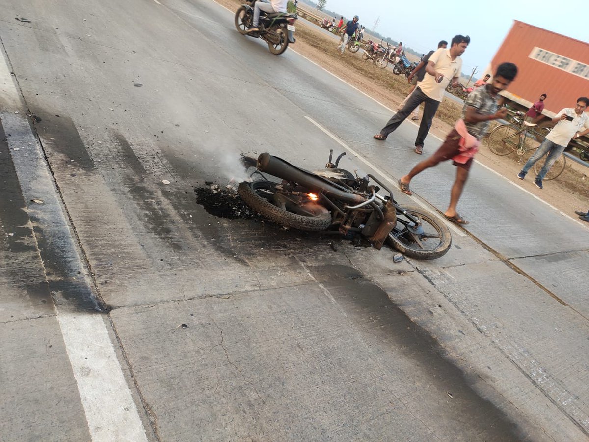 ZeeOdisha's tweet photo. #BalasoreBreaking
📌ବାଲେଶ୍ଵର ଜିଲ୍ଲା ବସ୍ତା ଥାନା ୬୦ ନମ୍ବର ଜାତୀୟ ରାଜପଥର କୁଣ୍ଡପୁର ଛକ ନିକଟରେ ସଡ଼କ ଦୁର୍ଘଟଣା
📌କୁଣ୍ଡପୁର ଛକ ନିକଟରେ ଭାରସାମ୍ୟ ହରାଇଥିବା ଟ୍ରକ ବାଇକକୁ ପଛପଟୁ ଦେଇଥିଲା ଧକ୍କା 
#Basta #Accident #KundapurVillage #ZeeOdishaNews https://t.co/P6euxaEAWr