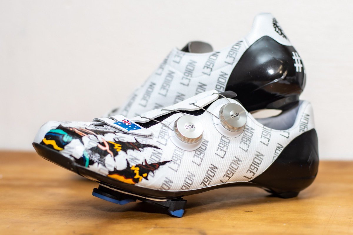 theshoedr_'s tweet photo. Custom @l39ionla S-WORKS 7s for Freddy Ovett 
Unique L39ION design for Freddy; tiger claw marks revealing their new kit design below, metallic silver logo pattern (nod to Esports world champ medal) holographic speckle and to finish the British and Australian Flags #theshoedr https://t.co/XXWX2sPQLl
