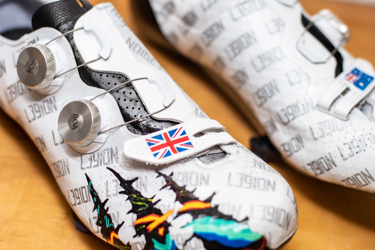theshoedr_'s tweet photo. Custom @l39ionla S-WORKS 7s for Freddy Ovett 
Unique L39ION design for Freddy; tiger claw marks revealing their new kit design below, metallic silver logo pattern (nod to Esports world champ medal) holographic speckle and to finish the British and Australian Flags #theshoedr https://t.co/XXWX2sPQLl