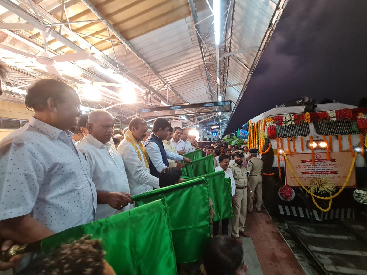 South Western Railway (@swrrly) on Twitter photo ಇಂದು ರೈಲು ಸಂಖ್ಯೆ 06223 ಶಿವಮೊಗ್ಗ ಟೌನ್- ಚೆನ್ನೈ ಸೆಂಟ್ರಲ್ ವಿಶೇಷ ಎಕ್ಸ್ ಪ್ರೆಸ್ ಸೇವೆಗೆ ಶ್ರೀ ಬಿ. ವೈ. ರಾಘವೇಂದ್ರ ,ಸನ್ಮಾನ್ಯ ಲೋಕಸಭಾ ಸದಸ್ಯರು, ಶಿವಮೊಗ್ಗಅವರು ಇತರ ಗಣ್ಯರ ಉಪಸ್ಥಿತಿಯಲ್ಲಿ ಹಸಿರು ನಿಶಾನೆ ತೋರಿಸಿ ಚಾಲನೆ ನೀಡಿದರು.
#Shivamogga  #Chennai 
<a href="/KarnatakaVarthe/">DIPR Karnataka</a> ಇಂದು ರೈಲು ಸಂಖ್ಯೆ 06223 ಶಿವಮೊಗ್ಗ ಟೌನ್- ಚೆನ್ನೈ ಸೆಂಟ್ರಲ್ ವಿಶೇಷ ಎಕ್ಸ್ ಪ್ರೆಸ್ ಸೇವೆಗೆ ಶ್ರೀ ಬಿ. ವೈ. ರಾಘವೇಂದ್ರ ,ಸನ್ಮಾನ್ಯ ಲೋಕಸಭಾ ಸದಸ್ಯರು, ಶಿವಮೊಗ್ಗಅವರು ಇತರ ಗಣ್ಯರ ಉಪಸ್ಥಿತಿಯಲ್ಲಿ ಹಸಿರು ನಿಶಾನೆ ತೋರಿಸಿ ಚಾಲನೆ ನೀಡಿದರು.
#Shivamogga  #Chennai 
<a href="/KarnatakaVarthe/">DIPR Karnataka</a>