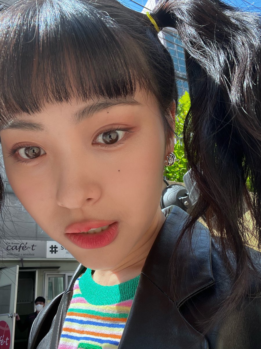 UNIVERSEITZY's tweet photo. [11:59 pm KST] 🐱📸 https://t.co/8PEFCCftz0