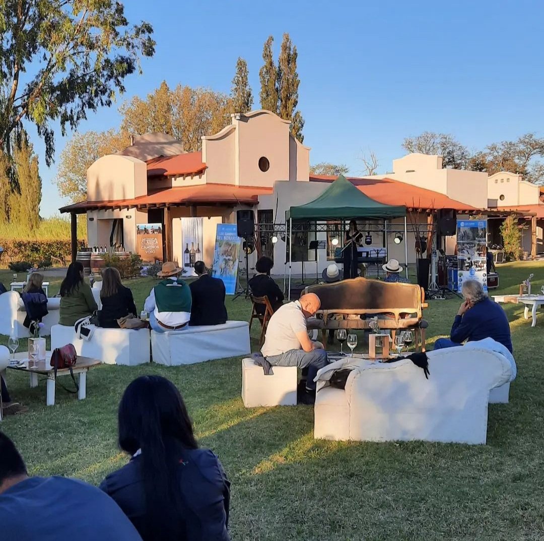 JorgeCo69277489's tweet photo. 🎻🍷Un concierto mas de 𝗠𝘂́𝘀𝗶𝗰𝗮 𝗖𝗹𝗮́𝘀𝗶𝗰𝗮 𝗽𝗼𝗿 𝗹𝗼𝘀 𝗖𝗮𝗺𝗶𝗻𝗼𝘀 𝗱𝗲𝗹 𝗩𝗶𝗻𝗼 se presentó en la Bodega Pecne Te en San Martín, Mendoza. 
Sanmartinianos y turistas disfrutaron del Dúo Sonoras que nos deleitaron con música europea del S XIX. https://t.co/8tQShvjx6N