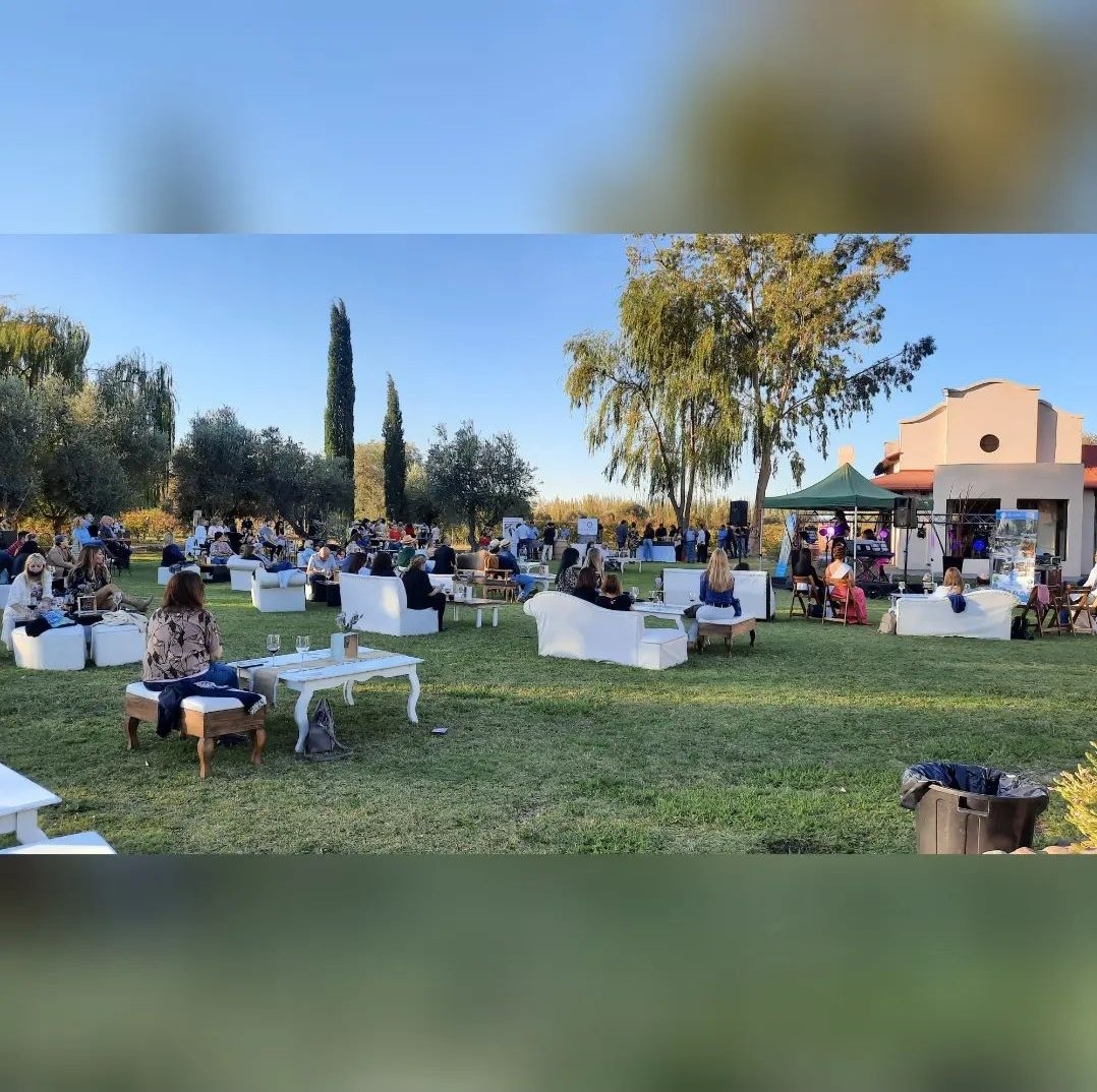 JorgeCo69277489's tweet photo. 🎻🍷Un concierto mas de 𝗠𝘂́𝘀𝗶𝗰𝗮 𝗖𝗹𝗮́𝘀𝗶𝗰𝗮 𝗽𝗼𝗿 𝗹𝗼𝘀 𝗖𝗮𝗺𝗶𝗻𝗼𝘀 𝗱𝗲𝗹 𝗩𝗶𝗻𝗼 se presentó en la Bodega Pecne Te en San Martín, Mendoza. 
Sanmartinianos y turistas disfrutaron del Dúo Sonoras que nos deleitaron con música europea del S XIX. https://t.co/8tQShvjx6N