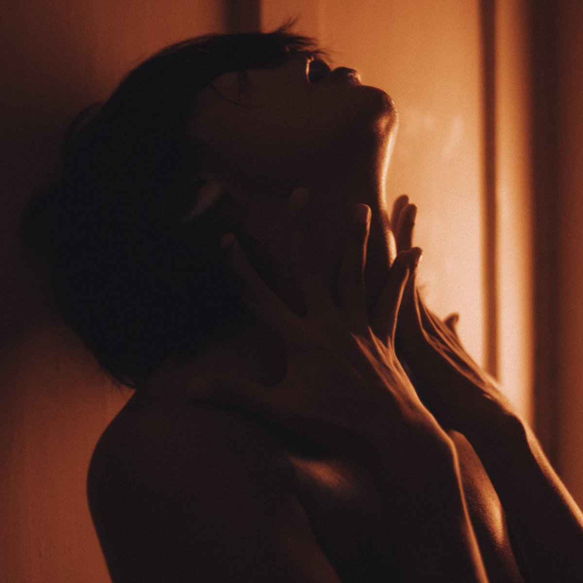 GM 🌞 #NFTCommunity A red room, with a red intent ❤️‍🔥📷