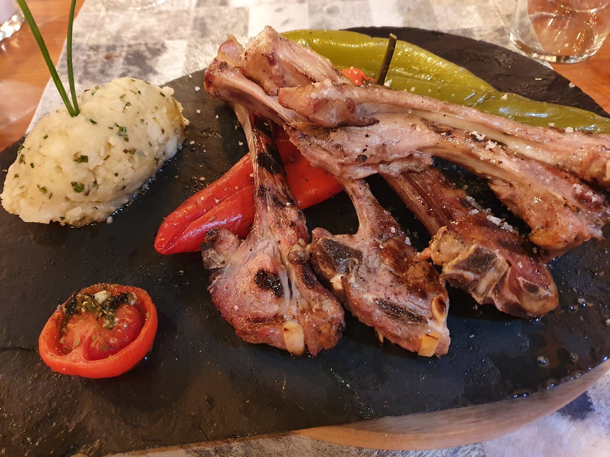 Lucsky_Turf's tweet photo. J'aurais bien posté ces photos de mes derniers repas mais j'ai peur qu'@aureliesweet le prenne mal... Bon on je le fait quand même
#teamviande
#agneaupascal https://t.co/nX2F6RPxrO