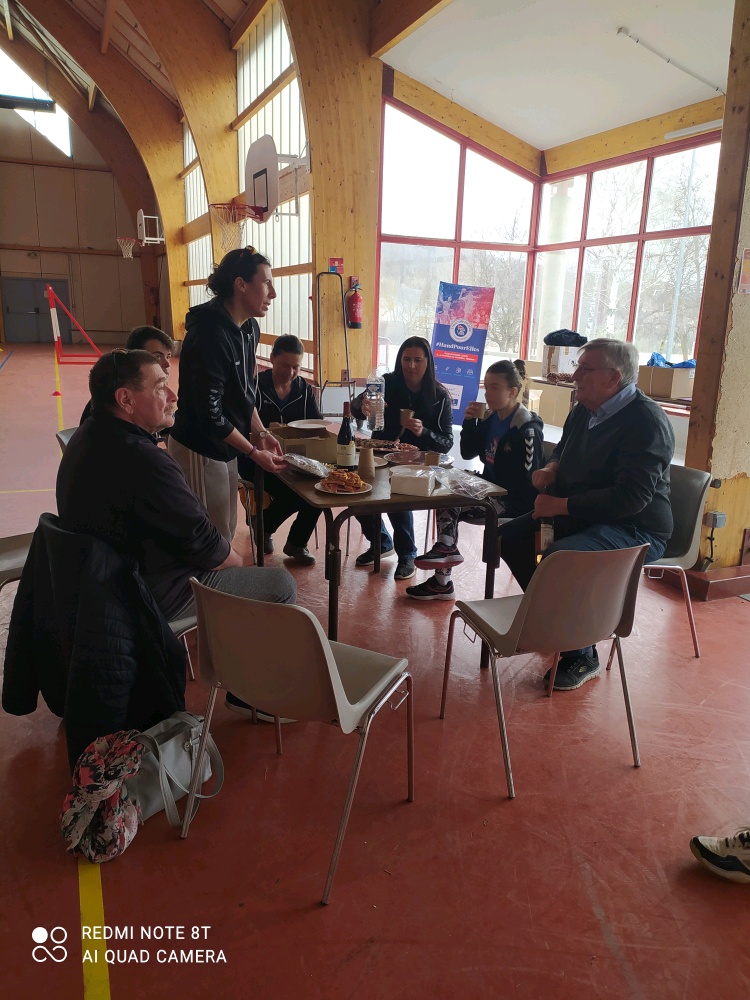 CommisionH's tweet photo. Elisabeth, référente "Prévention des violences" @HandballPACA, en pleine session de sensibilisation auprès des participantes du tournoi des #minimiss, à St Bonnet. Des jeunes filles et des parents intéressés et conscients des enjeux #prévention #tousensemblecontrelesviolences https://t.co/uFgtMxcxCA