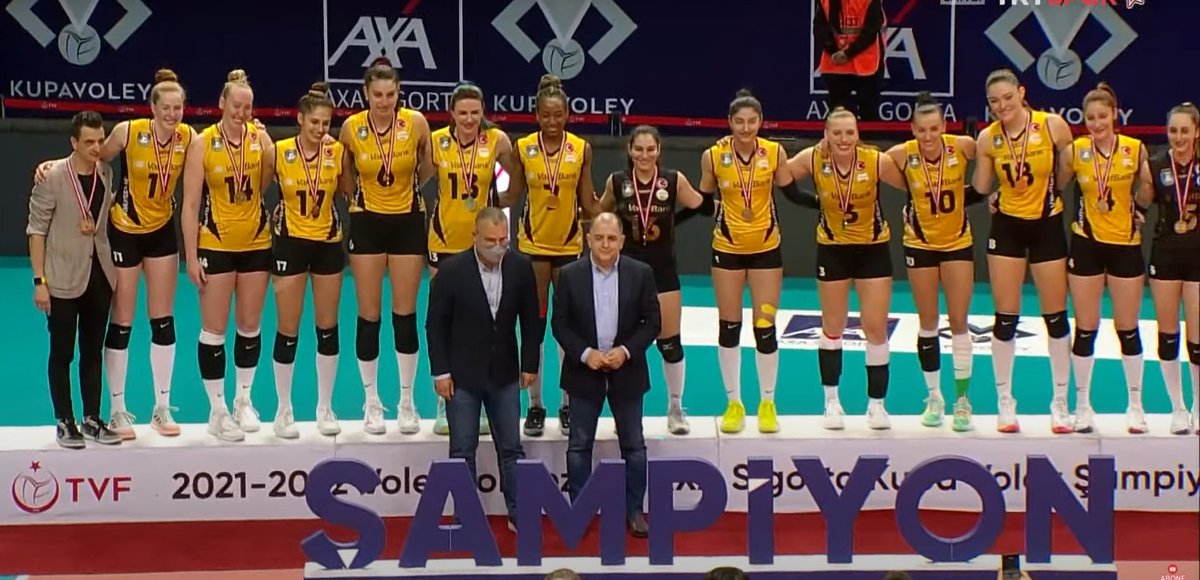 sigortamedya's tweet photo. Nefes kesen AXA Sigorta Kupa Voley finalinde şampiyon @VakifBankSK oldu. @AXA_Turkiye CEO'su Yavuz Ölken ve AXA Hayat ve Emeklilik Başkanı ve İcra Kurulu Üyesi Olgun Küntay kupayı kazanan oyunculara madalyalarını takdim etti.

Sigortamedya: https://t.co/jrLbUYkHYo https://t.co/7gXZuFb9im