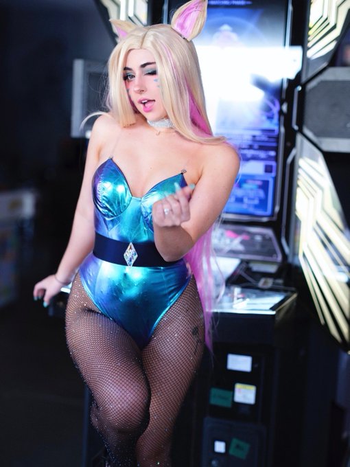 Happy Easter! 1, 2, 3 or 4? I love this KDA Ahri bunny suit 💖💙 https://t.co/lXIOxym9Kk