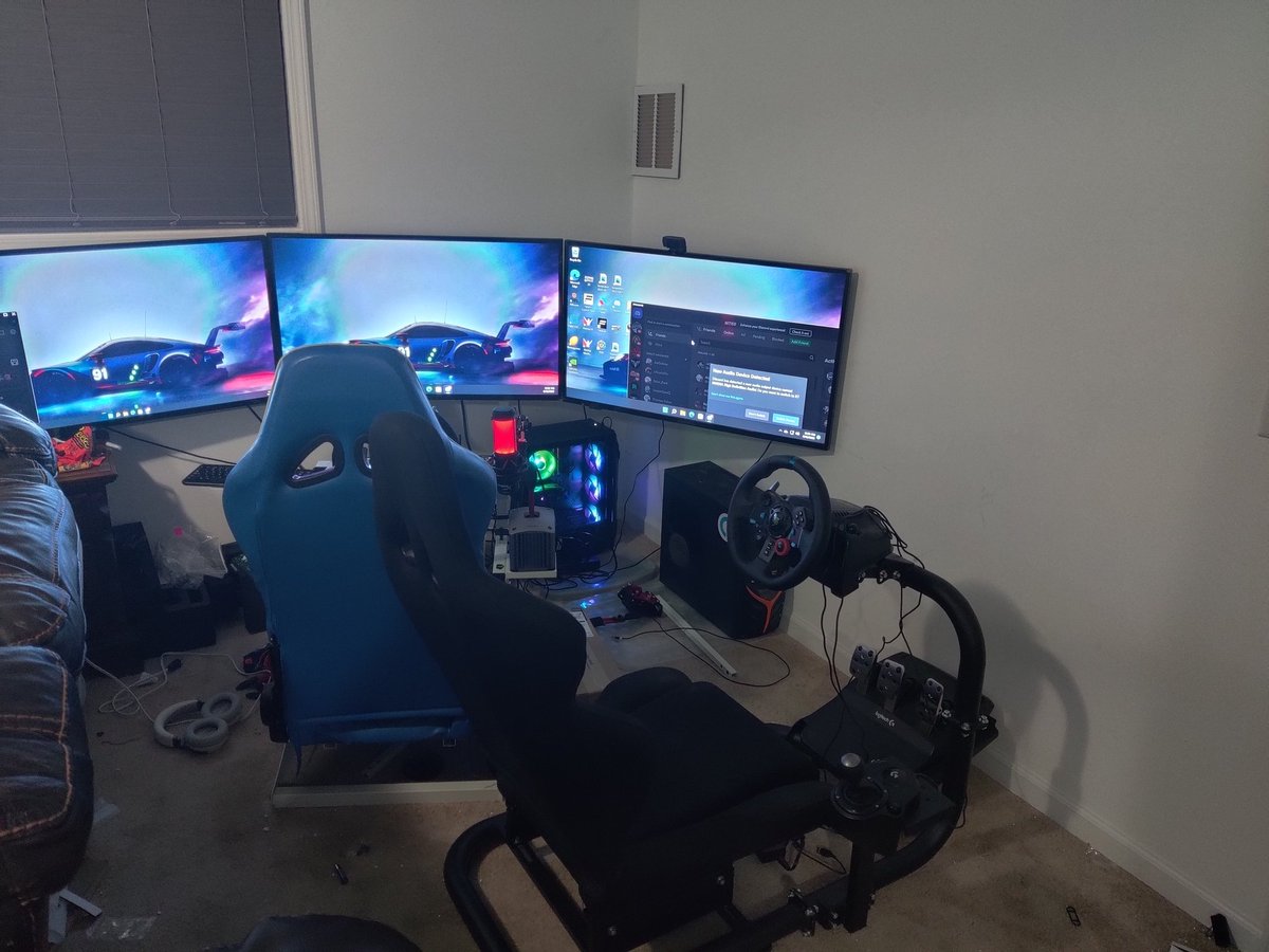SimSportCarollo's tweet image. His and hers rigs setup. My girlfriend's rig is now together just need the screen
#hisandhers #iracing