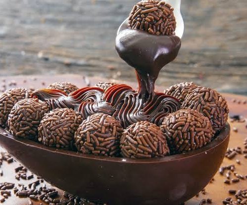 Você sabia que seus ovos de páscoa dependem de um mosquitinho? 🥚🍫

O mosquito Forcipomyia é o principal polinizador da flor do cacau, matéria prima pra produzir o chocolate!