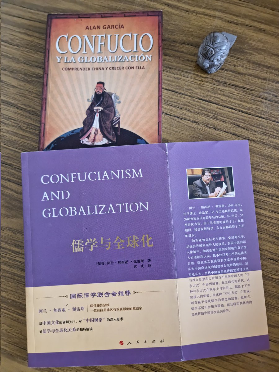 MiguelRoman_V's tweet photo. Acabo de recibir la edición en idioma chino del libro "Confucio y la Globalización", escrito por el Presidente Alan Garcia Perez, donde analiza la influencia del pensamiento confuciano en el proceso de modernización de China liderado por Deng Xiaoping. https://t.co/aSsfJR80fq