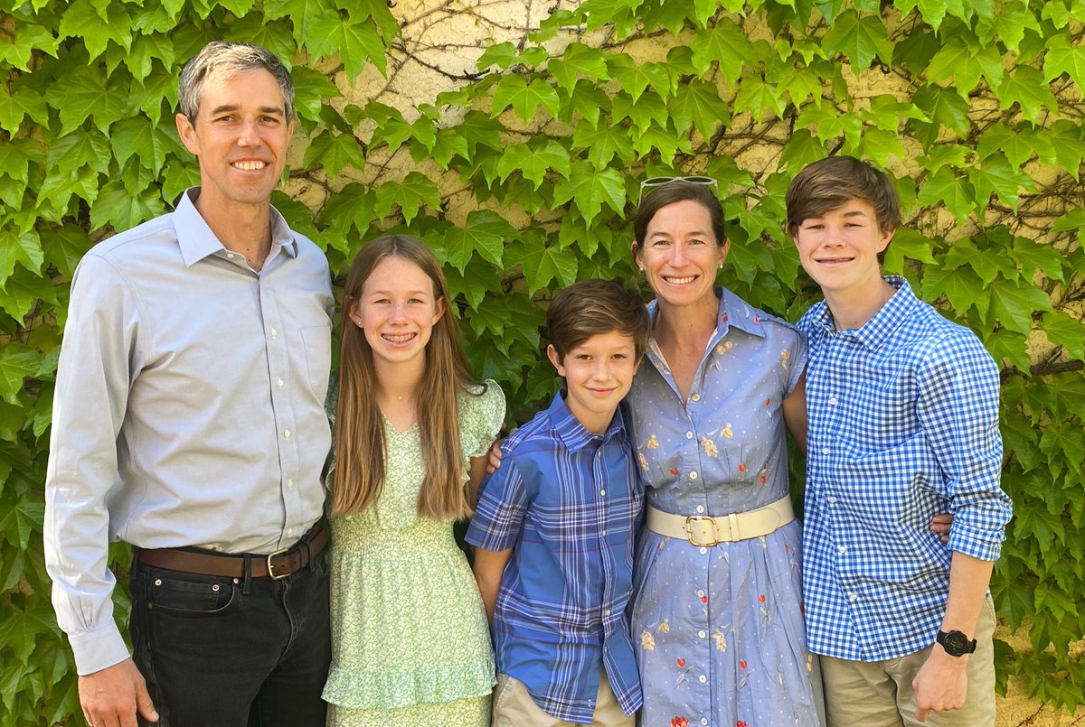 BetoORourke's tweet photo. Happy Easter! https://t.co/aWKpauQnWZ