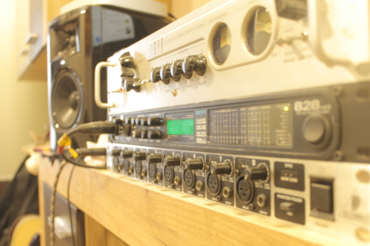MThemaen's tweet photo. MAEN produces stuff here. Some old gear which still gives good results. Sometimes when I think about it, it looks funny. The gear I use is 10 years old. But still relevant...

#gear #musicproduction #rockstar #newartist #musicartist #makingmusic #motu #maudio #jbl #behringer https://t.co/EoxKXehdws