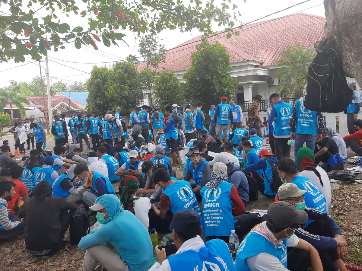 Yasin70702262's tweet photo. The world knew that, how refugees are and how impressive the presences of refugees are, refugees are most valuable part of this world.
#RescueAfgRefugees_Indonesia https://t.co/wcoAxGP2A1