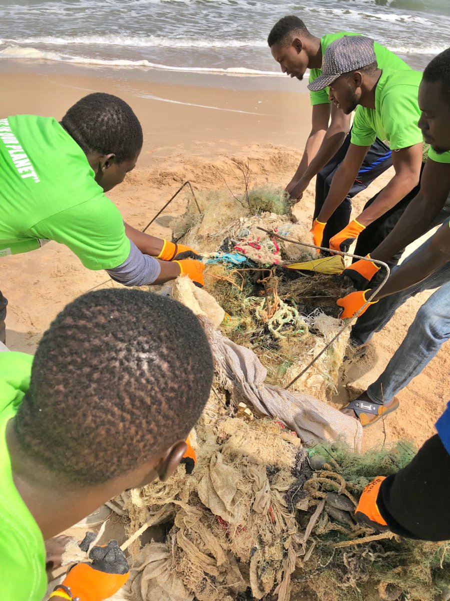 OfficialUTGSU's tweet image. Yesterday, we were at Joyehto where we started off our #EarthDay2022 commemoration with a Beach Cleanup in partnership with @AllianceGambia, @GreenGambia &amp;amp; GGC.
Young people are taking the lead to protect their future and generations unborn. 

#InvestInOurPlanet
#ClimateActionNow