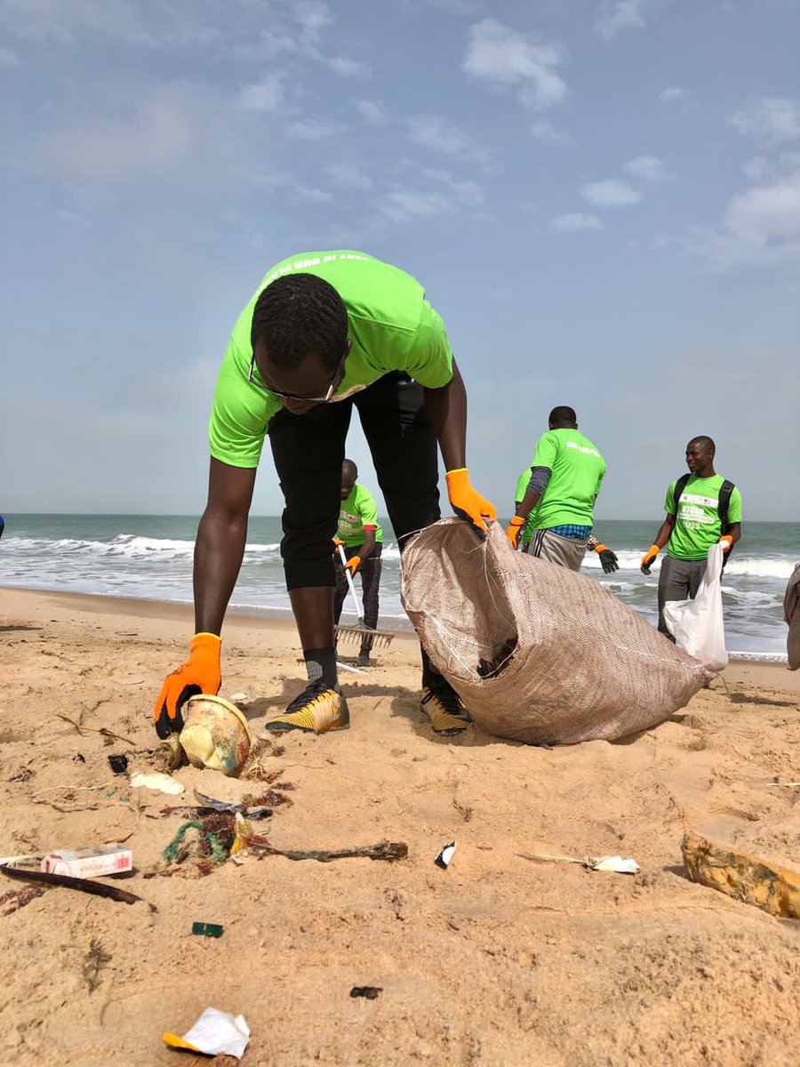 OfficialUTGSU's tweet image. Yesterday, we were at Joyehto where we started off our #EarthDay2022 commemoration with a Beach Cleanup in partnership with @AllianceGambia, @GreenGambia &amp;amp; GGC.
Young people are taking the lead to protect their future and generations unborn. 

#InvestInOurPlanet
#ClimateActionNow