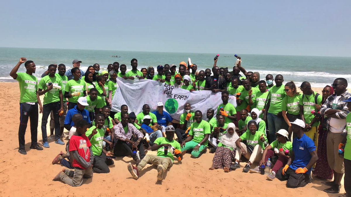 OfficialUTGSU's tweet image. Yesterday, we were at Joyehto where we started off our #EarthDay2022 commemoration with a Beach Cleanup in partnership with @AllianceGambia, @GreenGambia &amp;amp; GGC.
Young people are taking the lead to protect their future and generations unborn. 

#InvestInOurPlanet
#ClimateActionNow