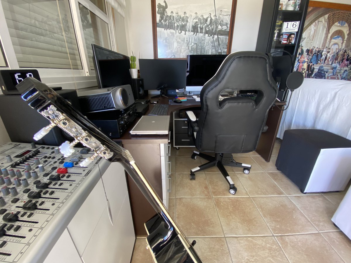 CarlosRodfer's tweet photo. Estrenamos nuevo estudio de producción en casa 🎥🎬🖥 https://t.co/ifTRR9Pxcj
