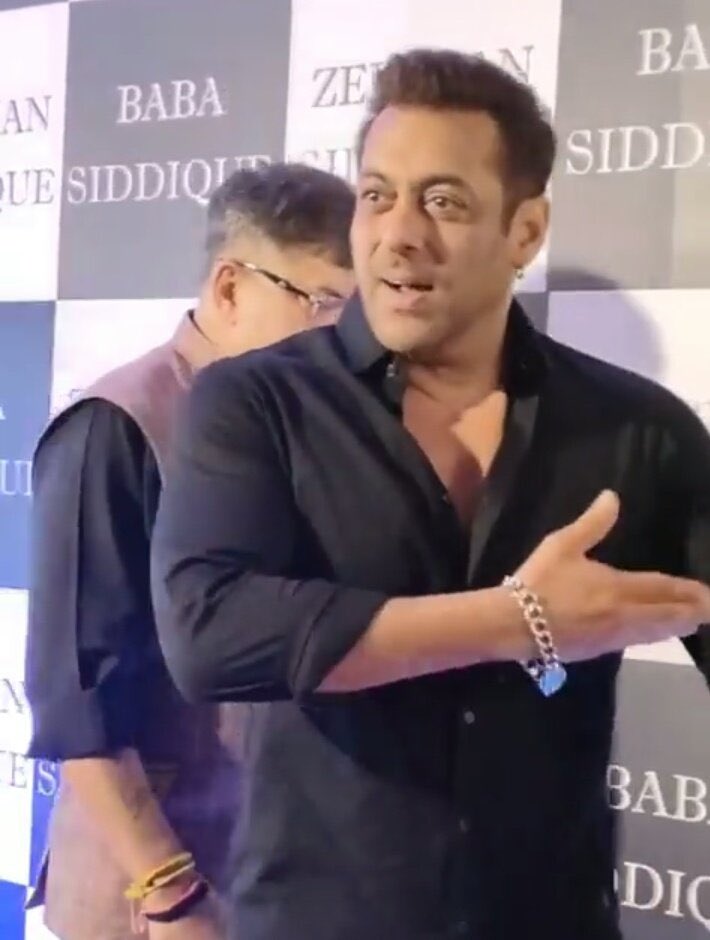 Shweta7770's tweet photo. #SalmanKhan attended an Iftaar party wearing all black &amp; earrings at Baba Siddique 🔥 https://t.co/eieXgx8GlW