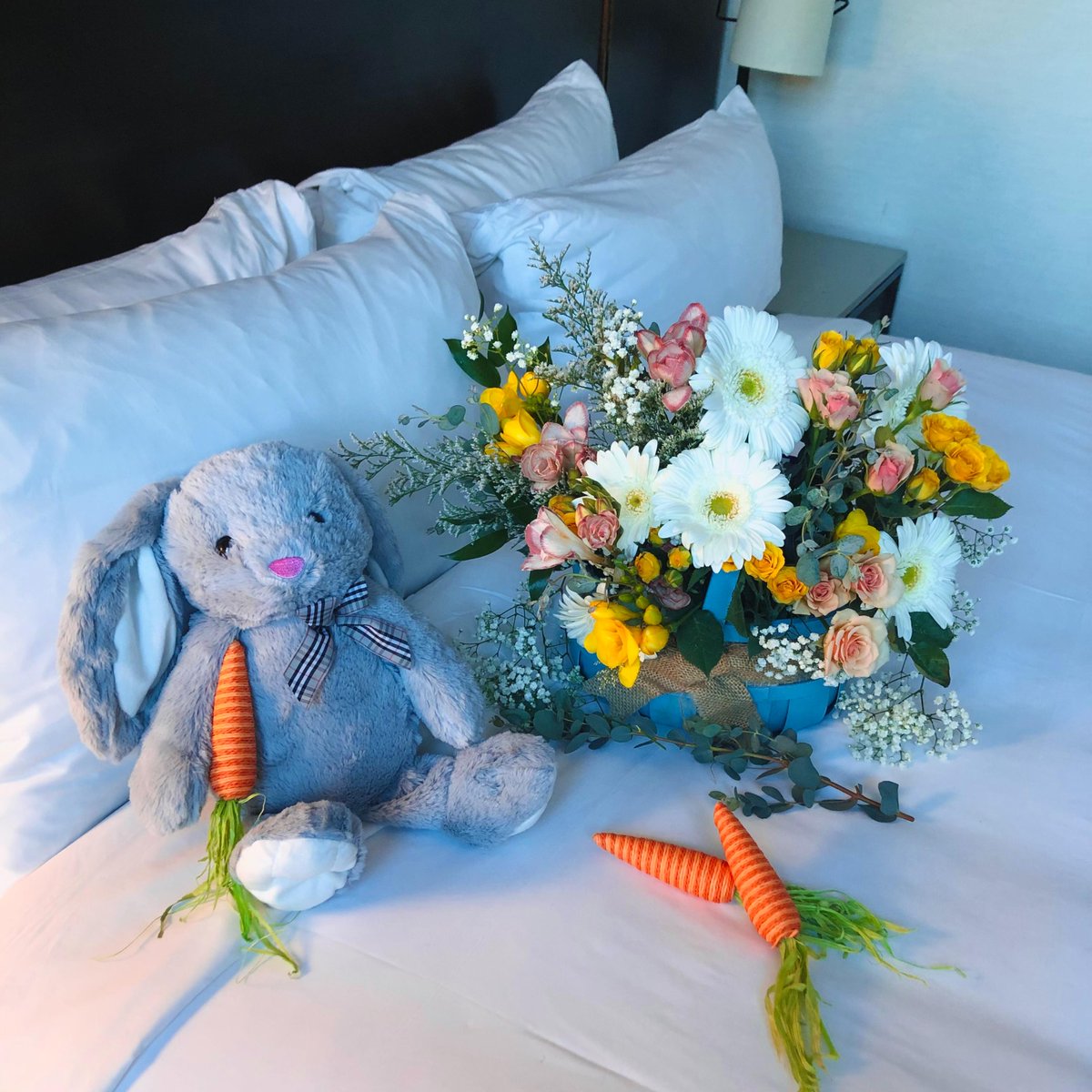 RenaissanceLAX's tweet photo. The easter bunny has arrived!! 🐰🥕 
#HappyEasterSunday 

#discoverthisway #renhotels #renlax #easter #happyeaster #easterbunny #spring #easterdecor #bunny #eastersunday https://t.co/bQ68qkIjex