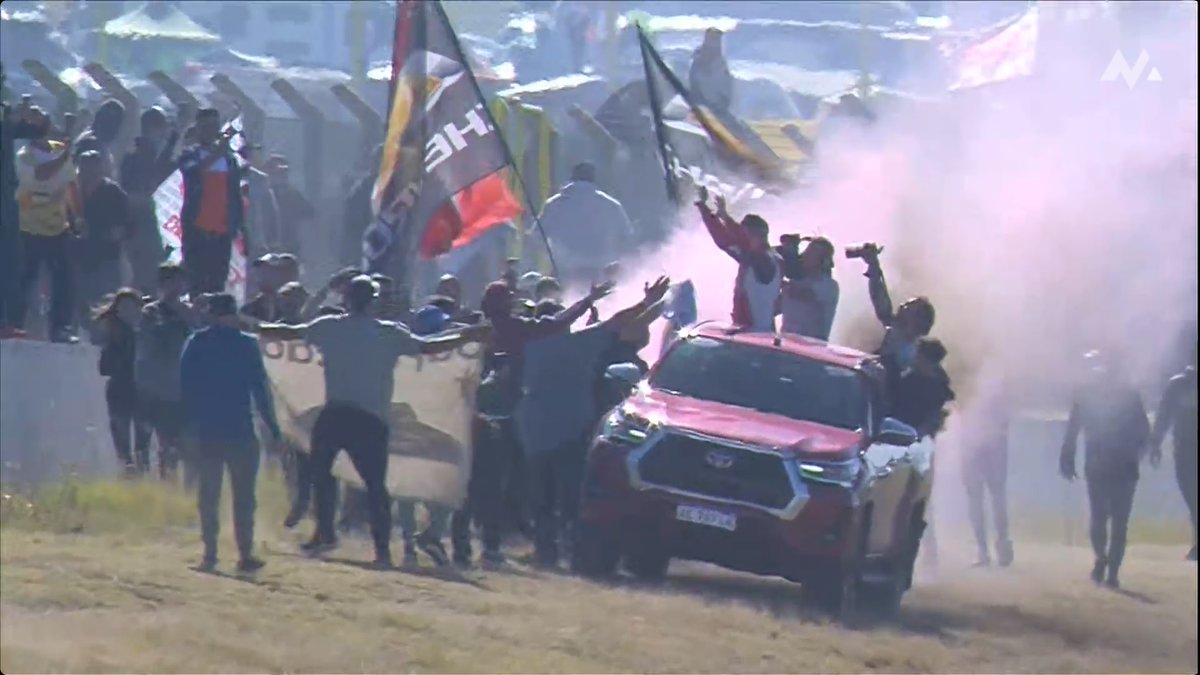 No es un político en campaña.

No es un rockstar.

Es Guillermo Ortelli.
 7 veces campeón de Turismo Carretera. Historia pura.

#GraciasGuille