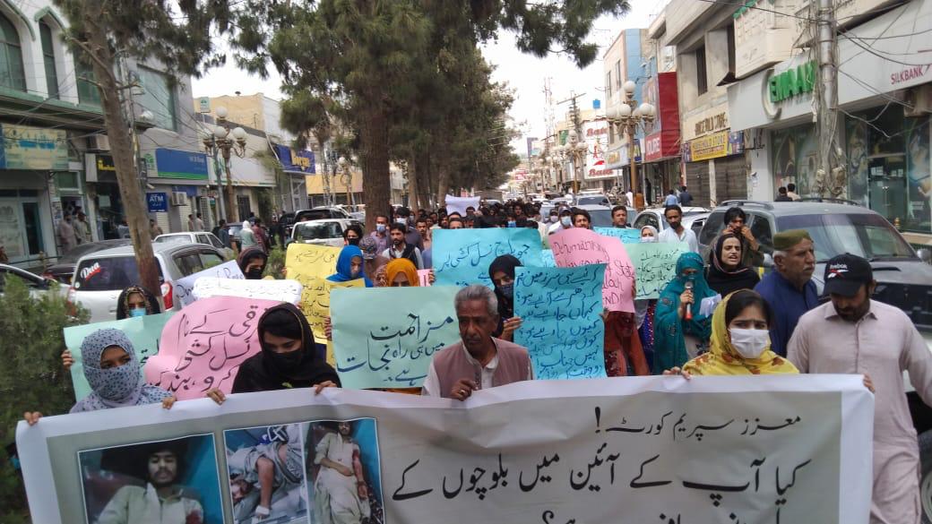 BalochWF's tweet photo. 1/2
BYC held a protest demonstration today in Shaal and Karachi against the ill-mannered behaviour of FC killing 4 drivers and leaving many in the desert with no equipments to die hopelessly near Pak Afghan border Nukandi. https://t.co/nW5kM36cui