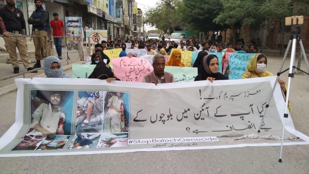 BalochWF's tweet photo. 1/2
BYC held a protest demonstration today in Shaal and Karachi against the ill-mannered behaviour of FC killing 4 drivers and leaving many in the desert with no equipments to die hopelessly near Pak Afghan border Nukandi. https://t.co/nW5kM36cui