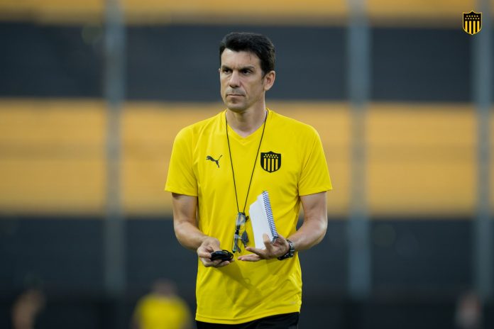 Fui el primero en decir q no quería un bolso de DT.
Fui el primero en criticarlo y decir q no era para Peñarol.
Le desarmaron TODO el plantel, se llevaron todas las estrellas que teníamos.
Hoy más que nunca te aguanto los trapos Larriera.
En las malas mucho más!!!