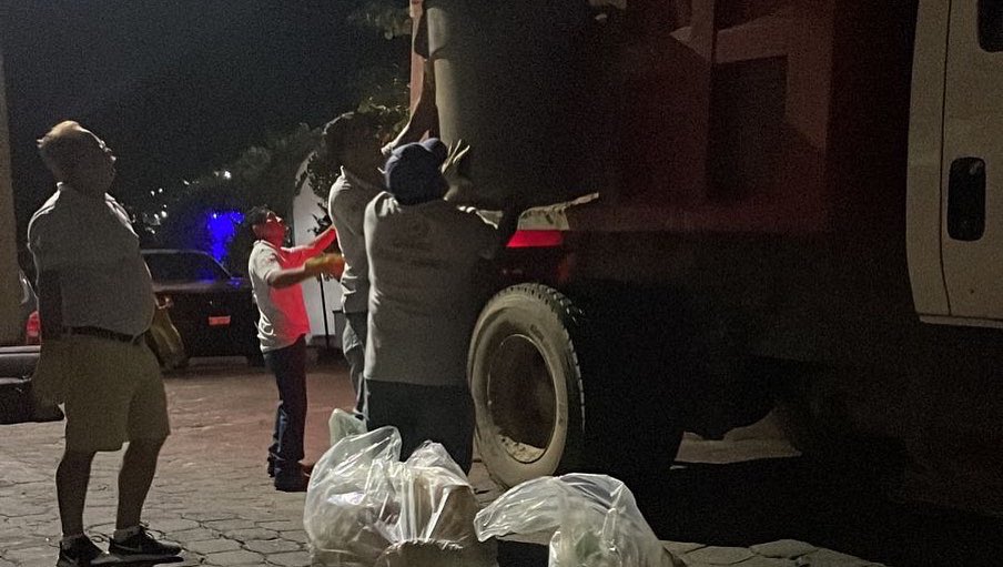 LFSalasR's tweet photo. Trabajando en equipo con el @Gob_Zihuatanejo que encabeza el Lic.@jorgexsa a través de #CIVATIZ para mantener la #CiudadDeTodos limpia, ordenada y al servicio de los todos quienes nos visitan.
#ZihuaEstaDeModa
#EquipoCAPAZ
#AvanzamosJuntos https://t.co/v89tNP4NgR