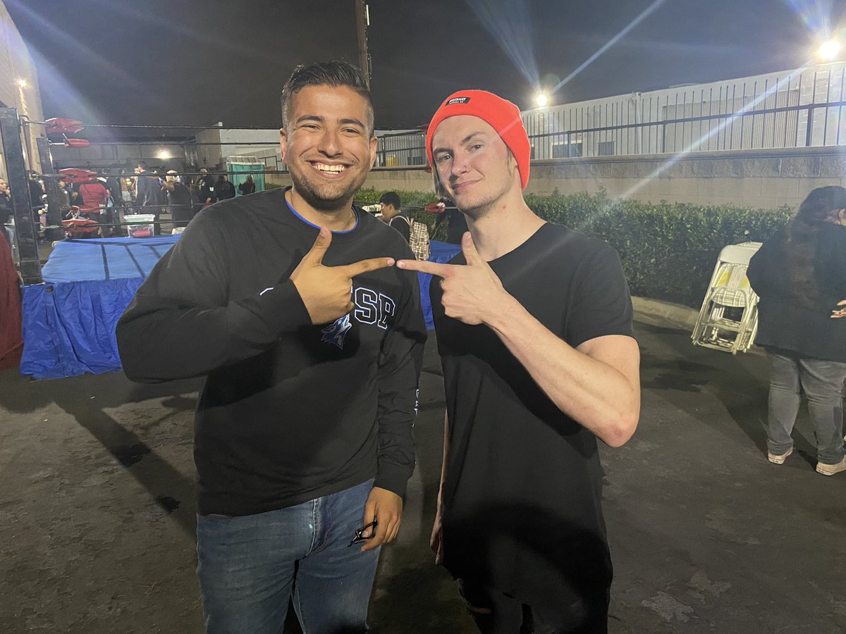 sockmonkeymike's tweet photo. Met the Lost Cause and the Vegas homie @adrielnoctis!!! #S4TB ✨ https://t.co/QOyC700IDJ
