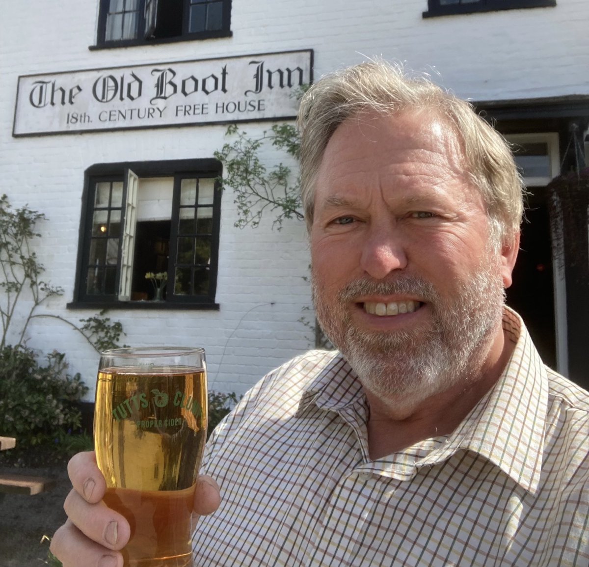 tuttsclumpcider's tweet photo. Easter Sunday afternoon #tuttsclumpcider quality control at #TheOldBoot #StanfordDingley π #propercider https://t.co/E9aEhzNjW0