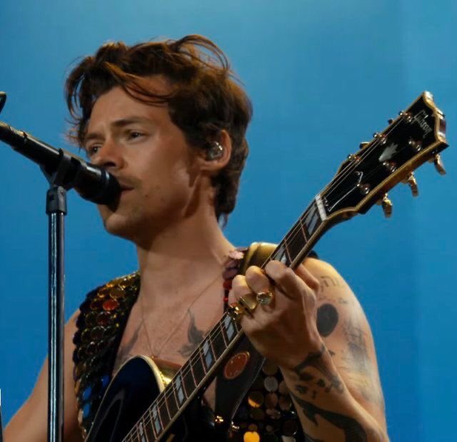 Harry Styles              Harry Styles
      2017                           2022