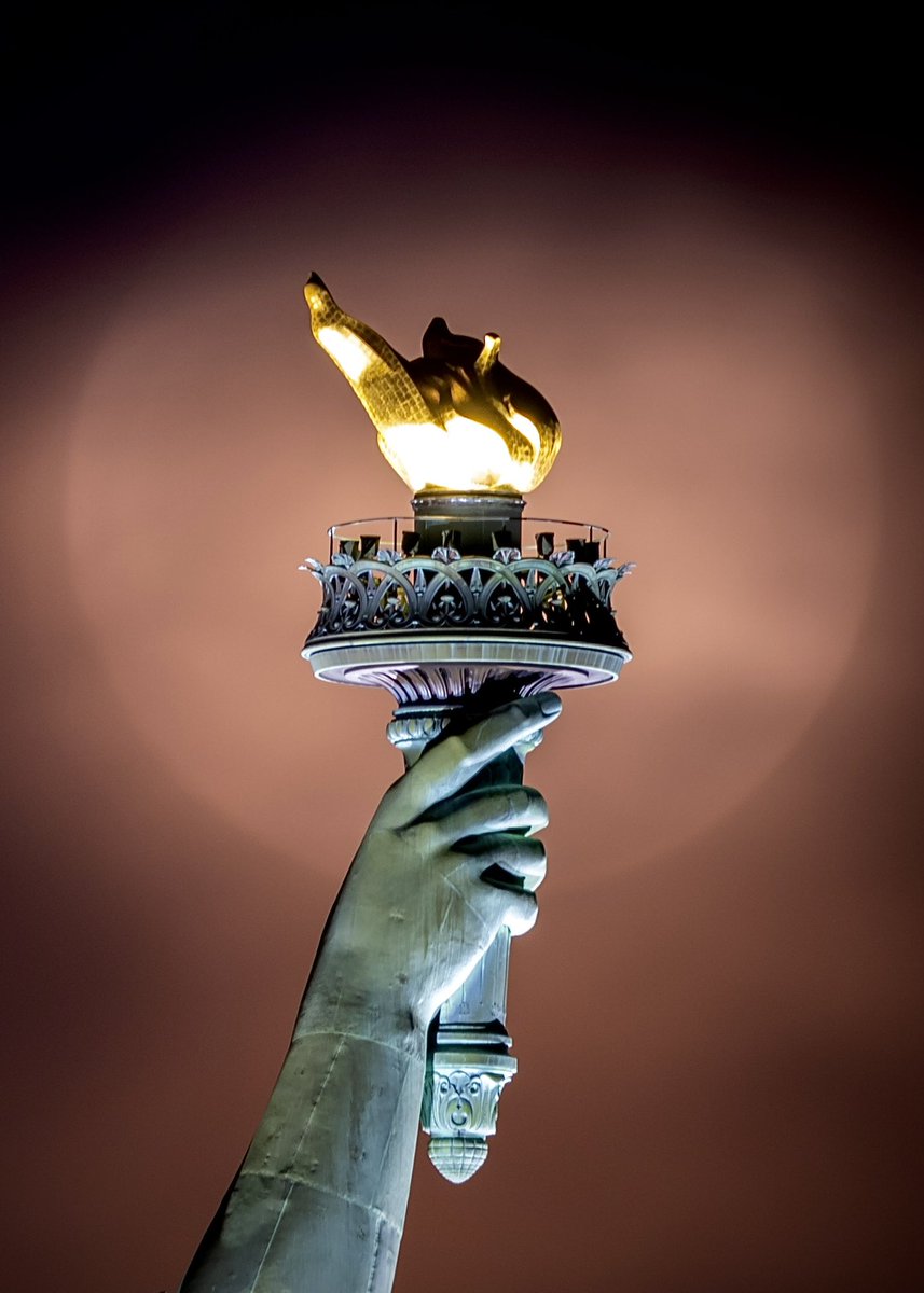 DanTVusa's tweet photo. The Pink Moon rising on a cloudy evening behind The Statue of Liberty #NYC #fullMoon #pinkmoon 🗽☁️ https://t.co/rm0l0XkTAk