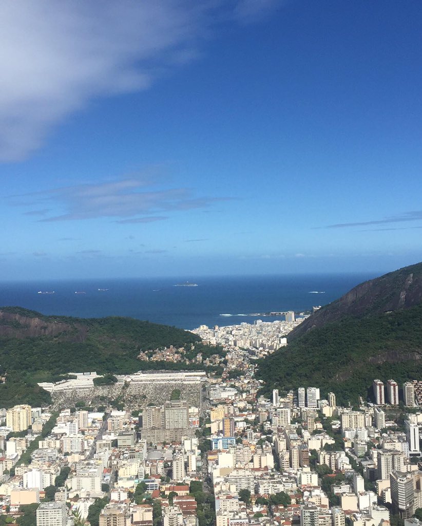 Happy Easter! ❤️ 3 anos atrás meu coração estava partido. Eu estive em um lugar muito escuro, mas agora é a hora de brilhar. Devemos voltar ao amor e à vida x