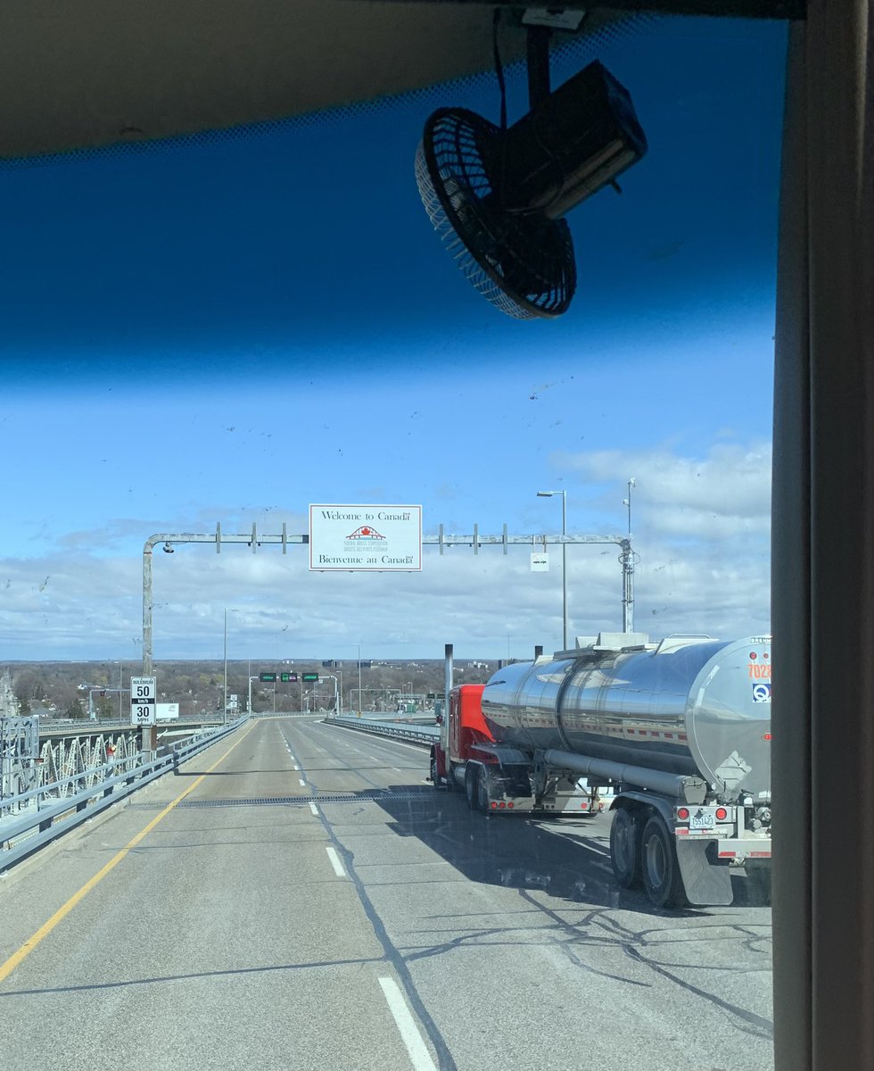vankrvers's tweet photo. Nice to be back in Canada after an awesome winter! Easy crossing at Bluewater Bridge. https://t.co/9zeSQdIsXD